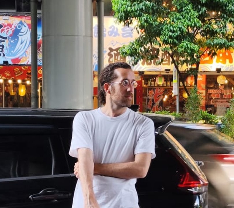 Luca Morgano in una strada di Bangkok